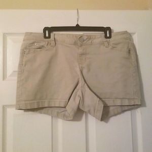 Cute beige jean shorts H4